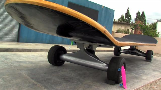 比船还要大的大滑板,让老外玩出花了,就是不太安全