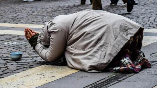 揭秘双面乞丐!上午"残疾"乞讨,下午开豪车回家