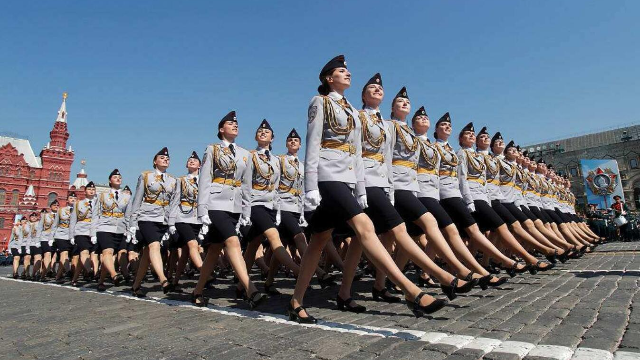 二战中,苏联女兵为何要穿裙子上战场?一旦被俘,生不如死!